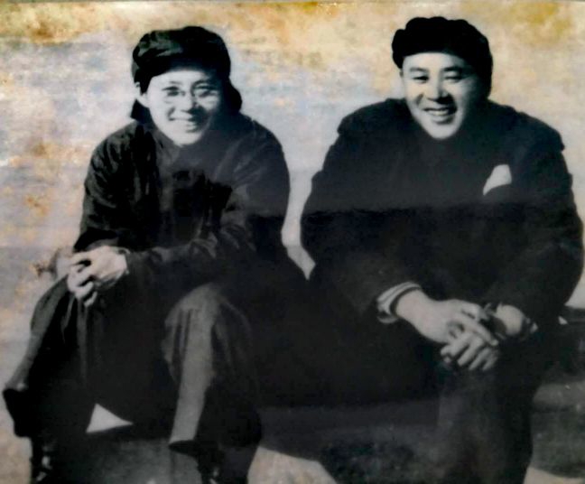 吴福海夫妇在上海解放初期合影
