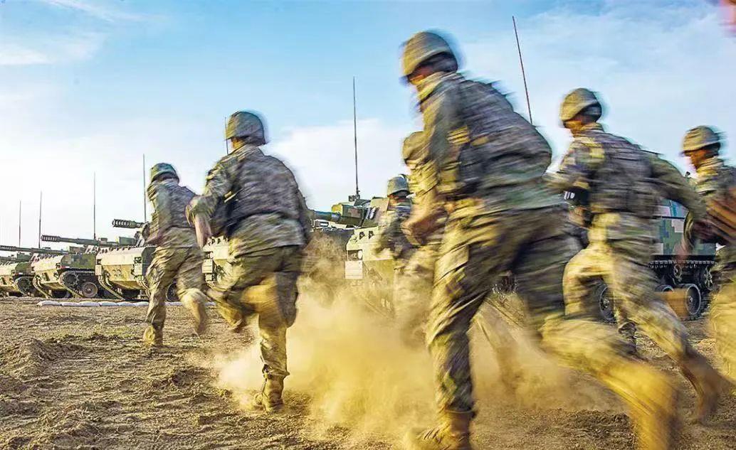 陆军某旅炮兵分队实弹射击考核。