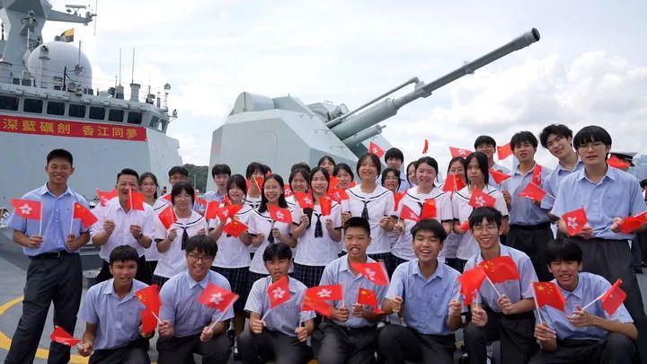 2025年7月3日,中国海军山东舰航母编队抵达香港。香港中学生登上海军运城舰参观、留影。