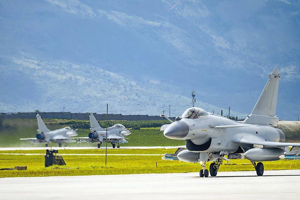 空军航空兵某旅组织飞行训练。