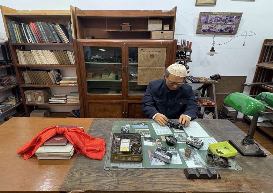 沈鸿纪念馆内1:1还原的沈鸿的书房。 杨书源 摄