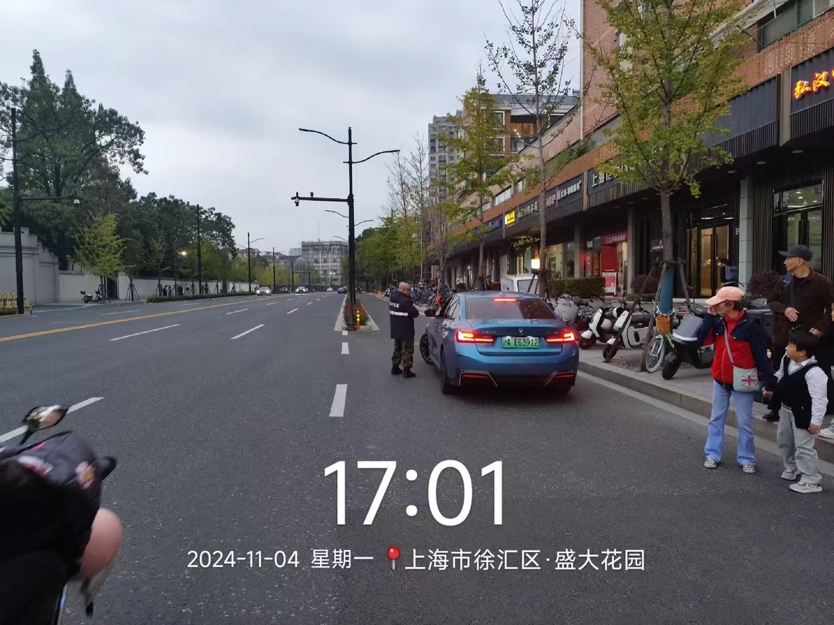 经过协商，龙华会同意学校接娃车辆临时停放地下车库。2024年11月4日，方案实施首日，龙华路拥堵情况明显缓解