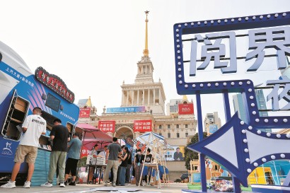 “双主场”准备就绪 左图：昨天，工作人员正在上海展览中心主会场布置“阅界夜市”。 赖鑫琳 摄