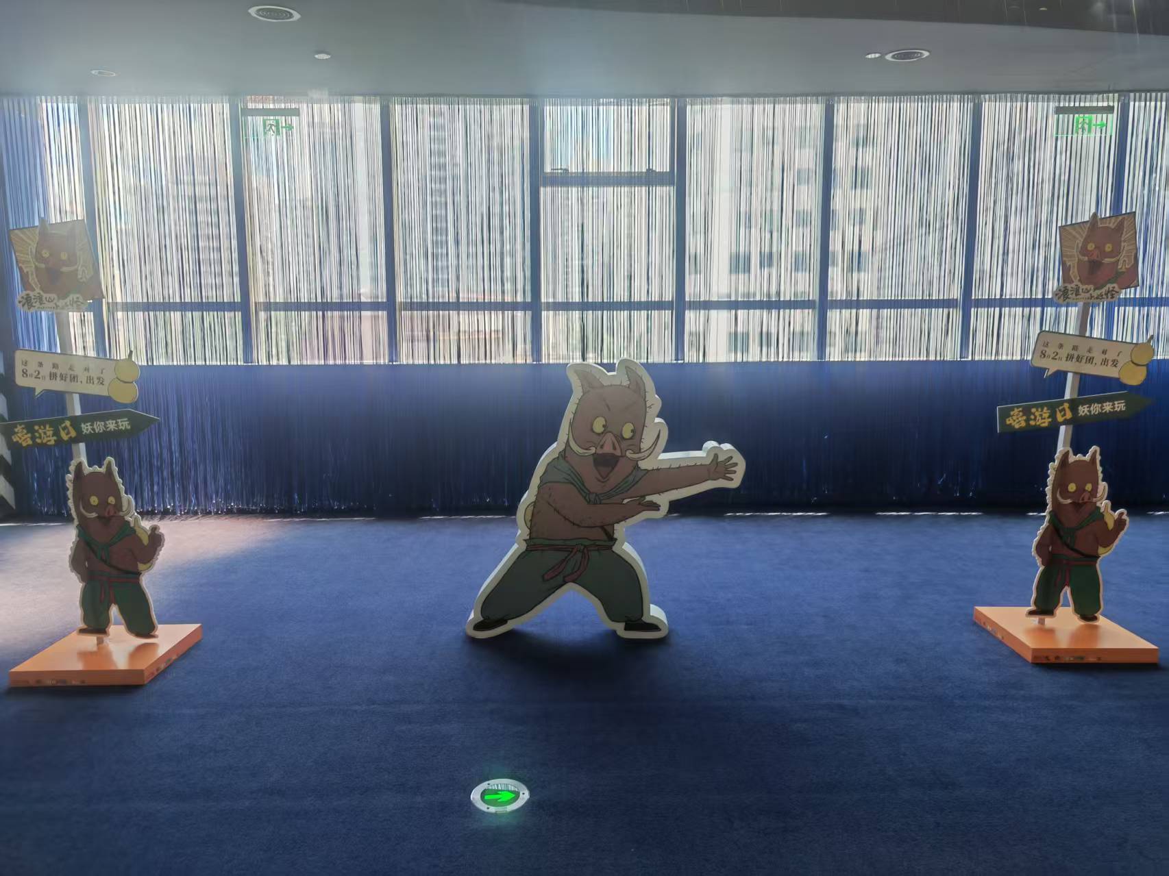 影院外的影片宣传版 董潇韩摄