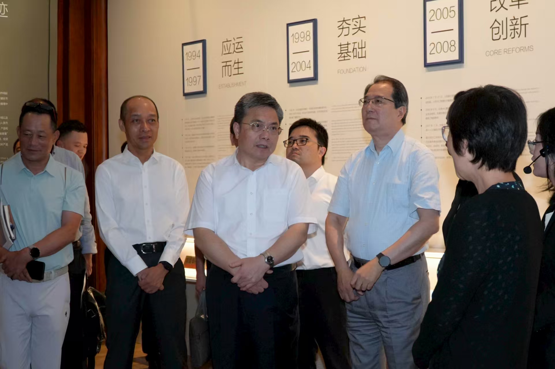 参观中国外汇交易中心陈列馆