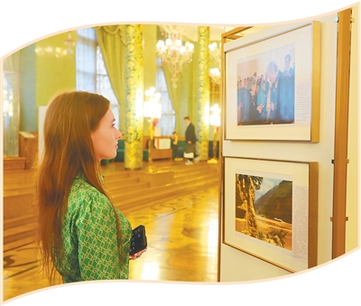 7月24日，俄罗斯观众在莫斯科参观“铭记历史 开创未来”——纪念中国人民抗日战争暨世界反法西斯战争胜利80周年图片展。肖新新摄