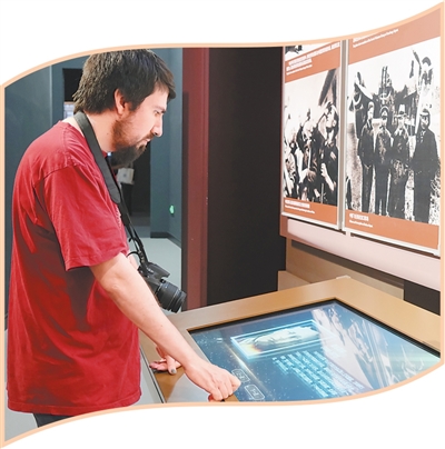 外国观众参观《为了民族解放与世界和平》主题展览。陈尚文摄