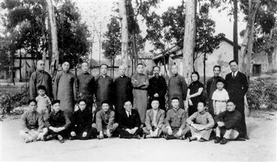 1939年4月,黄炎培与中华职业教育社抗战工作讨论会全体代表合影。