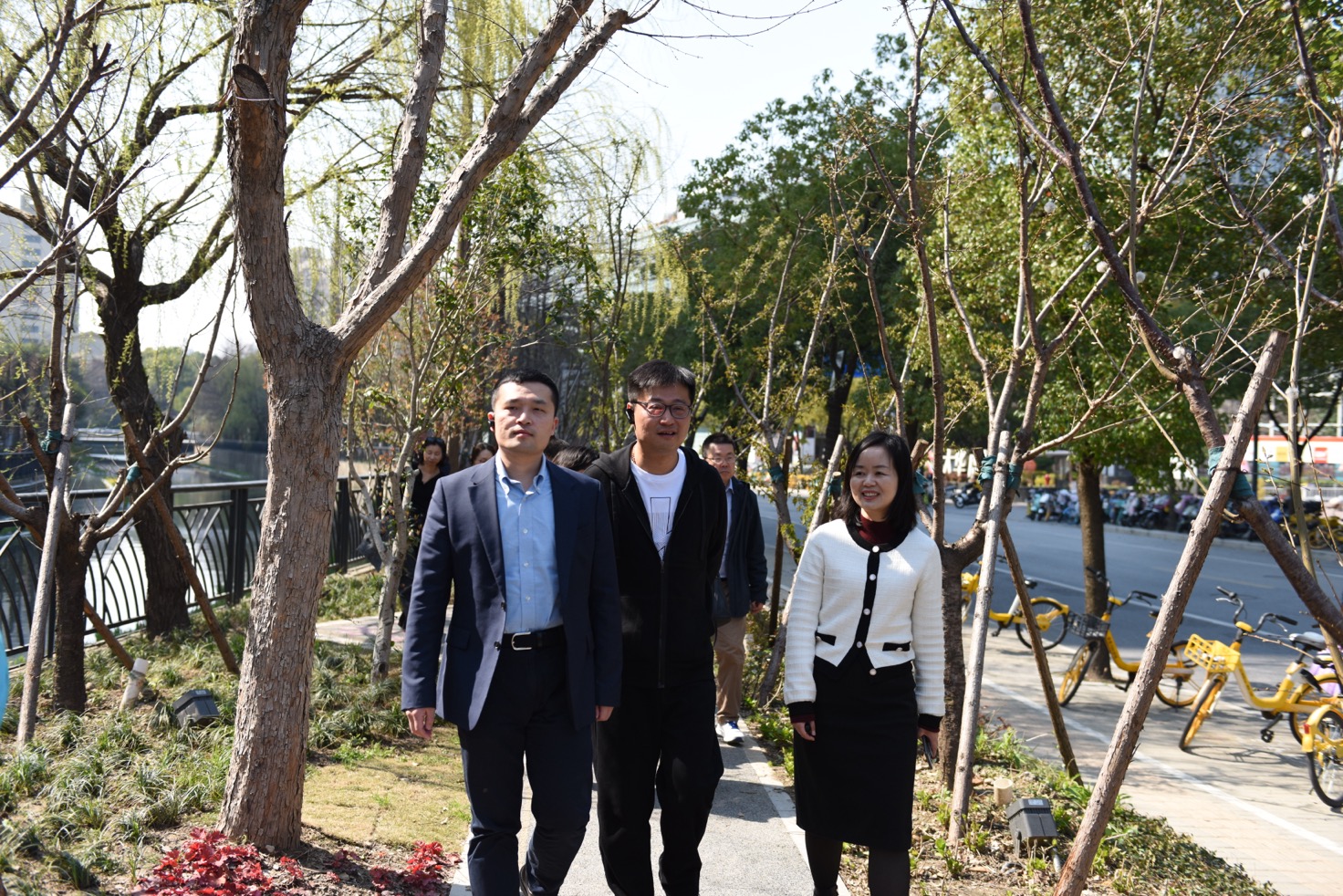 政协委员视察暨南大学周边街区