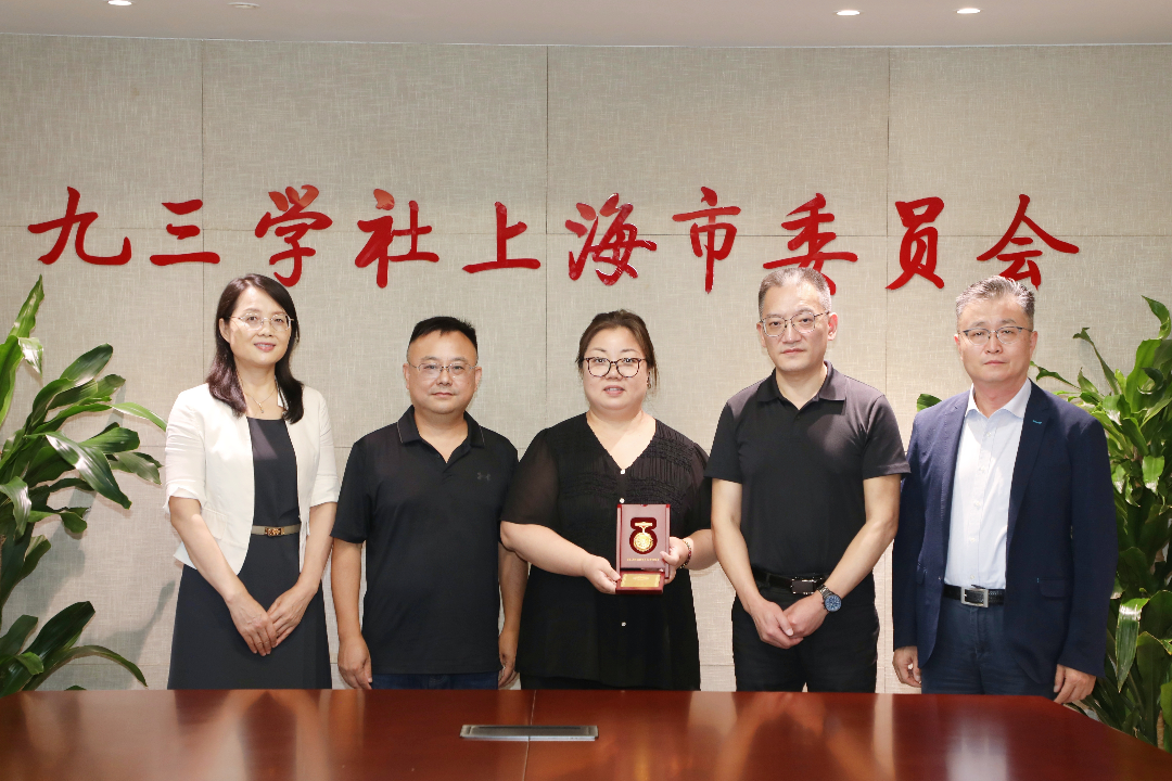 九三学社重要创始人之一吴藻溪孙女吴雪梅（左三）、孙女婿李志坚（左二）