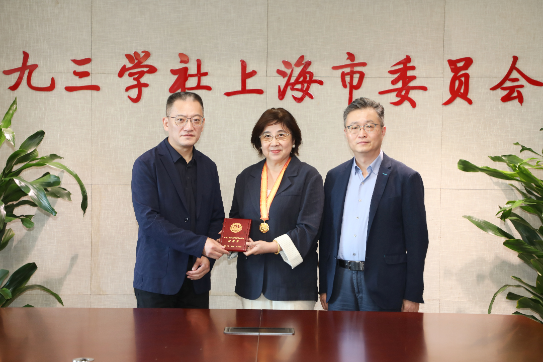 著名爱国将领冯玉祥孙女、九三学社原中央委员冯丹龙（中）