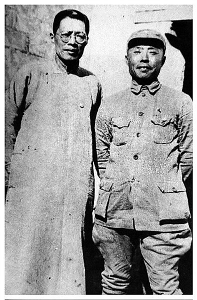 1938年，顾执中带领慰劳团慰问新四军，顾执中(左)与新四军代理军长项英在云岭合影，图片来源于网络