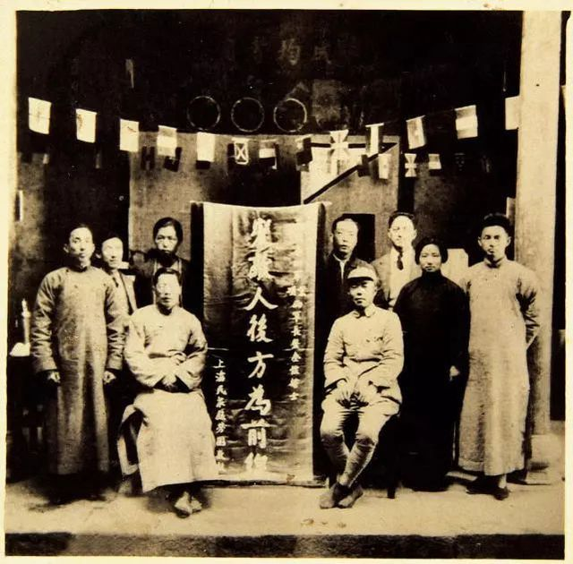 1938年，顾执中带领慰劳团慰问新四军。前排左起：王纪华、顾执中、项英、姜平、姚慧滋；后排左起：陈琼瓒、朱立波、李一氓、陈昌吉，图片来源于网络<BR/> 