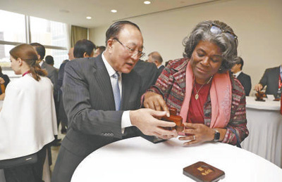 11月1日,中国常驻联合国代表张军(左)向联合国安理会成员国常驻代表介绍鲁班锁。<BR/>中国常驻联合国代表团供图