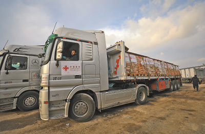 12月17日,载有中国援助的人道主义物资的货车抵达凯雷姆沙洛姆口岸加沙地带一侧。<BR/>亚西尔·库迪摄(新华社发)