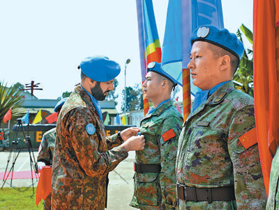 7月25日,联合国刚果(金)稳定特派团南部战区代司令瓦卡尔(左一)为中国维和官兵授勋。人民日报记者 闫韫明摄