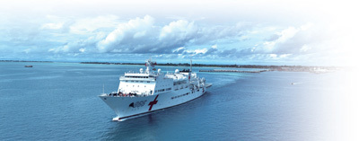 7月22日,正在执行“和谐使命—2023”任务的中国海军“和平方舟”号医院船结束对基里巴斯的访问驶离塔拉瓦港。桂江波摄(新华社发)