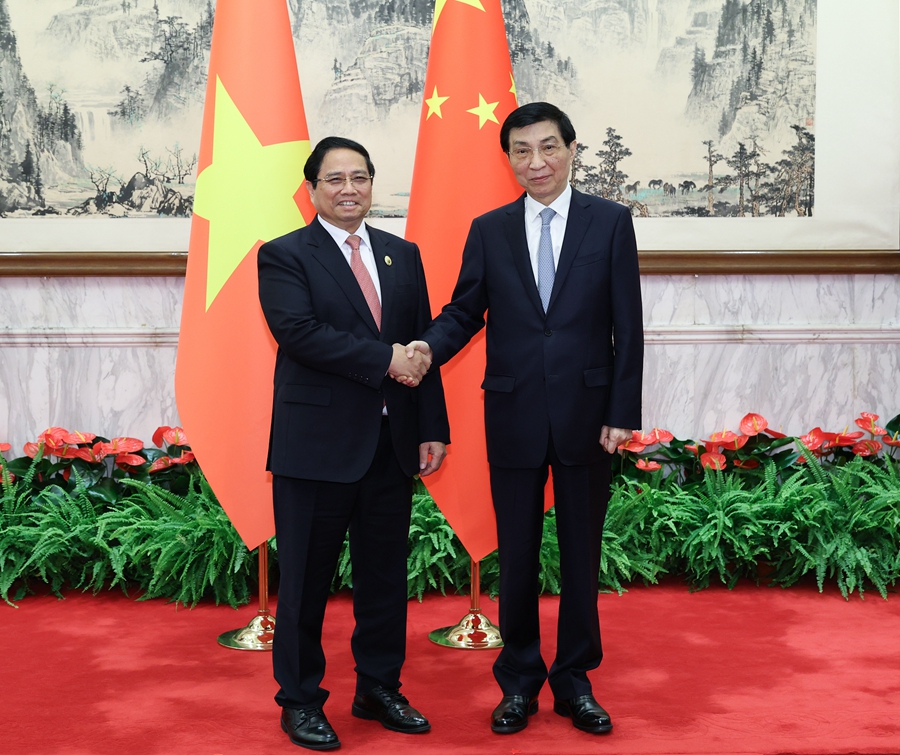 9月1日,全国政协主席王沪宁在北京会见来华出席2025年上海合作组织峰会的越南总理范明政。新华社记者 王晔 摄
