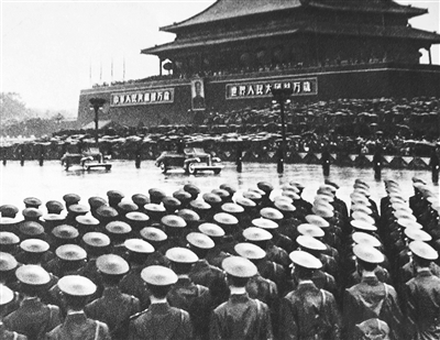 ▲彭德怀元帅检阅中国人民解放军部队 陆文俊 摄