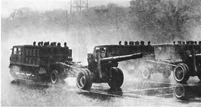 ▲在雨中受阅的人民解放军炮兵部队 沙坪 林杨 摄
