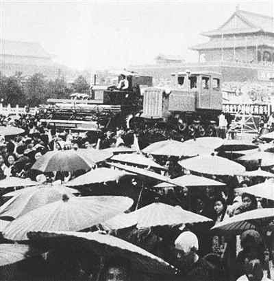 ▲冒雨游行的农民队伍 白世藻 摄