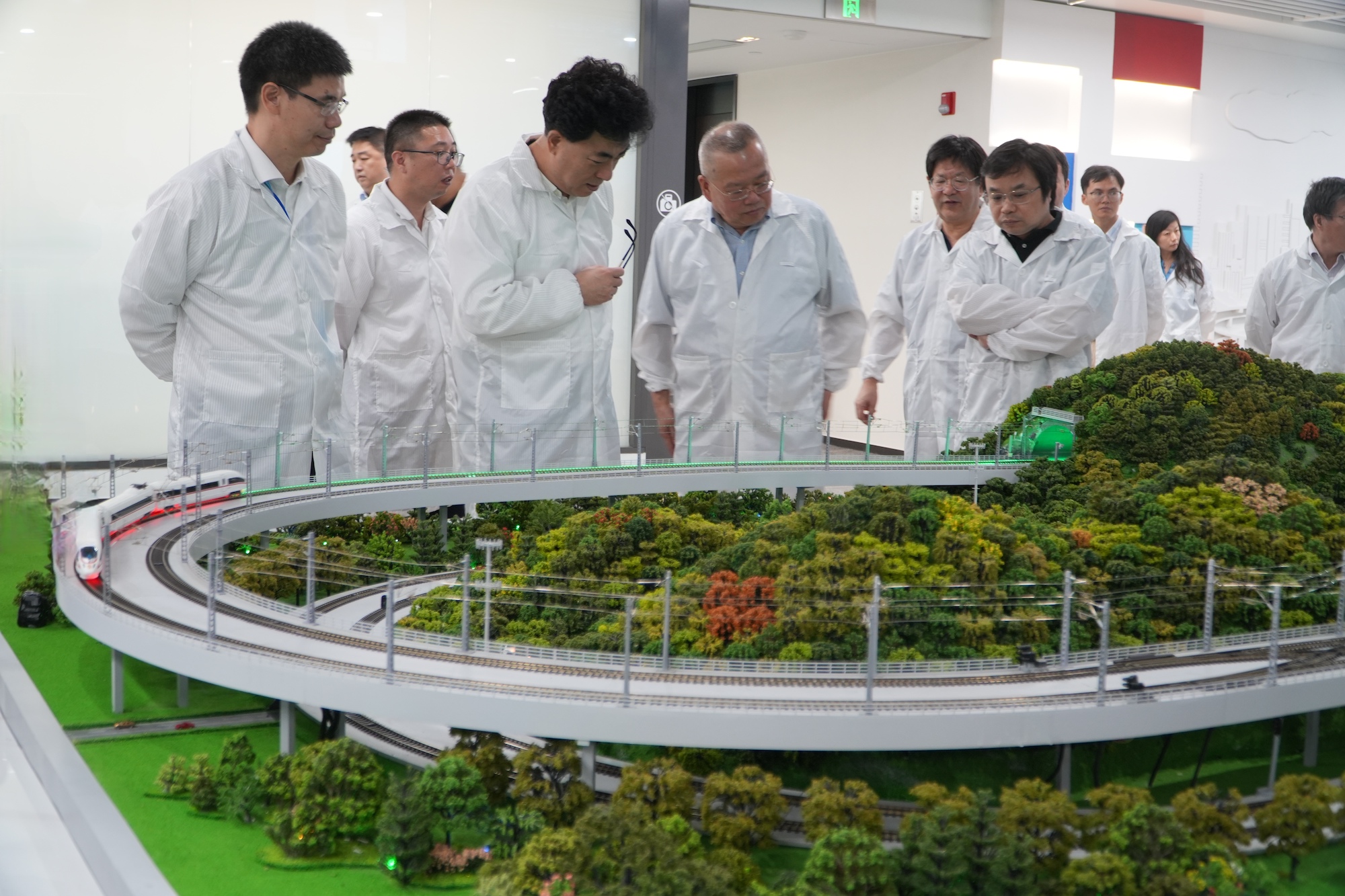 调研上海市铁路智能调度指挥工程研究中心
