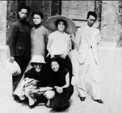 1938年5月摄于武汉,前排左起于黑丁、曾克,后排左起臧克家、碧野、柳依、田涛。照片由作者提供
