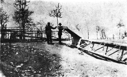1938年4月14日臧克家(右)在台儿庄战场敌机残骸旁。