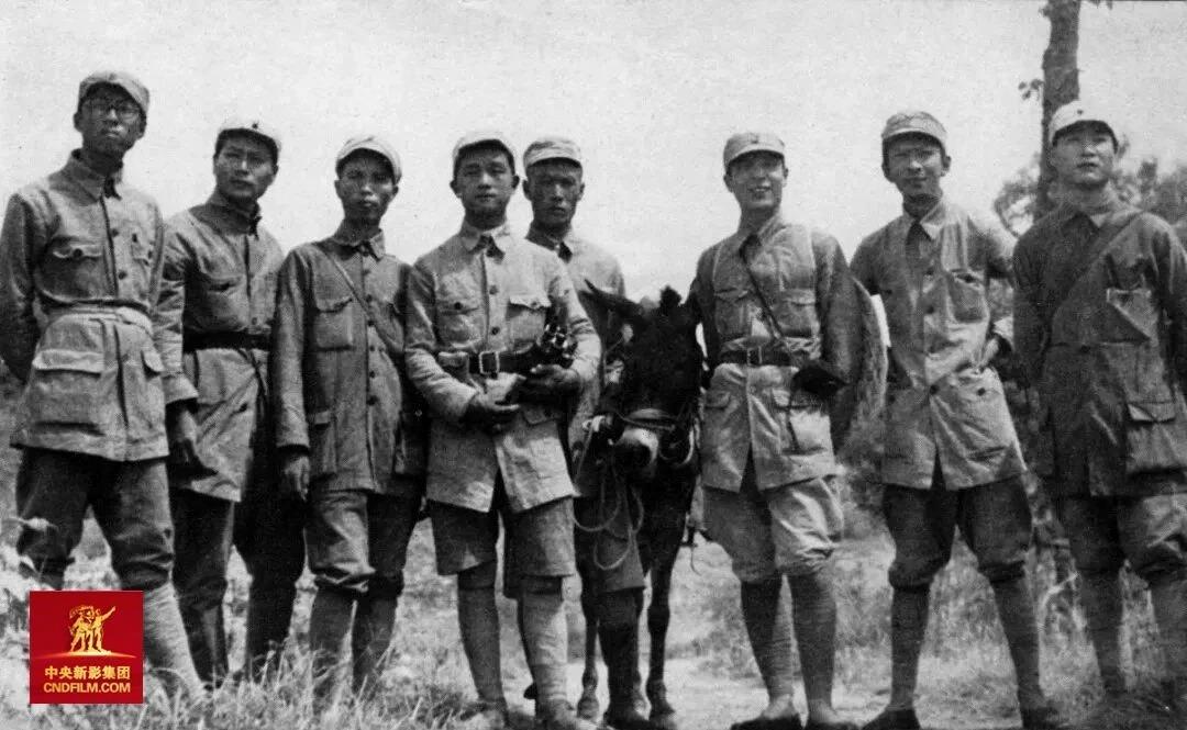 △1939年，八路军总政治部电影团摄影队在晋察冀敌后根据地留影（左二为吴印咸、左四为徐肖冰、左七为袁牧之）