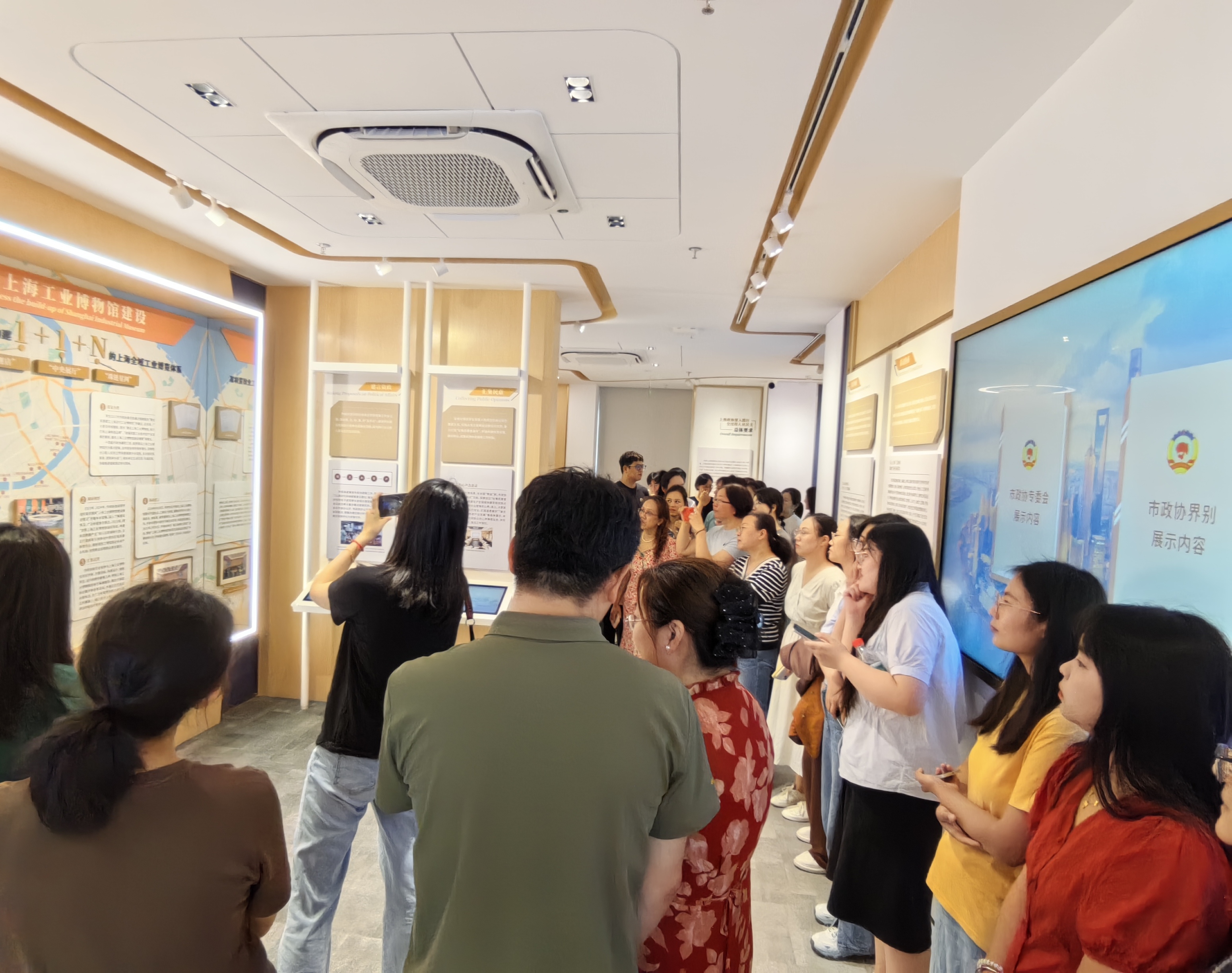 教师们参观实践点