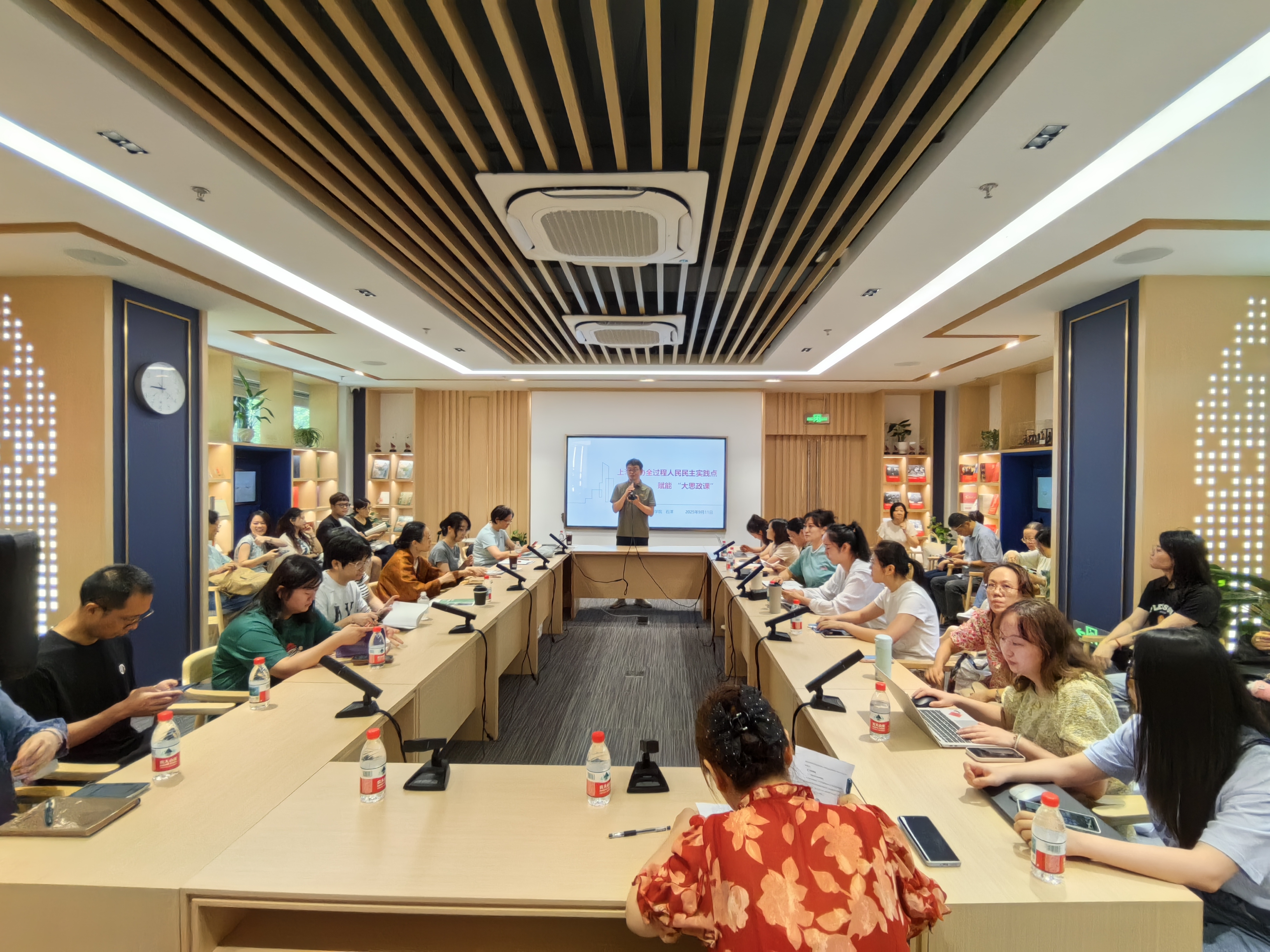 在实践点召开集体备课会