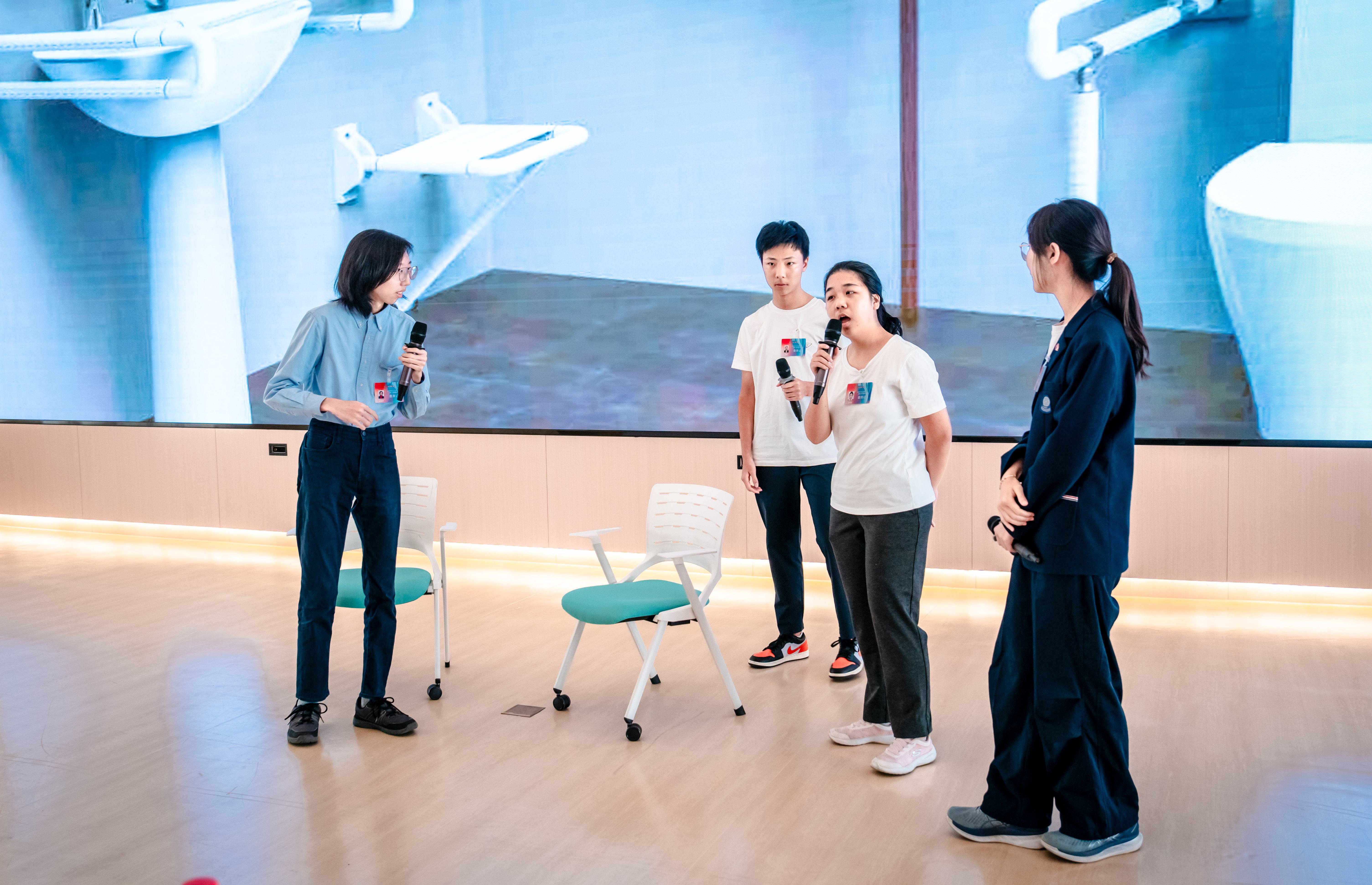 学生们以微小品形式，讲述适老化智能产品给老人带来哪些幸福感