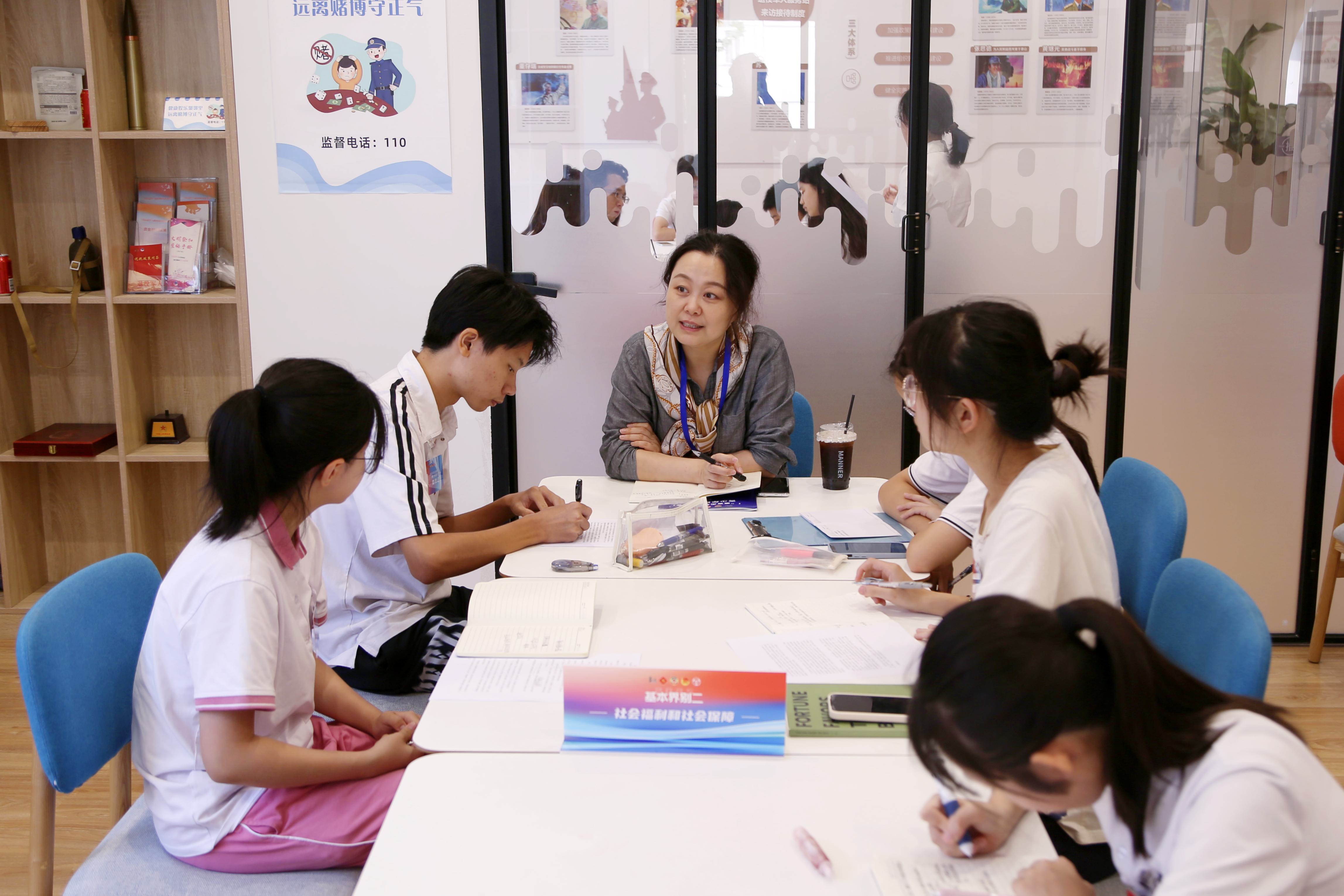 学生们和政协委员共话“大城养老”