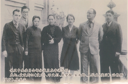 保盟中央委员会部分成员在香港合影。<BR/>左起:爱泼斯坦(波兰)、邓文钊、廖梦醒、宋庆龄、克拉克(英国)、法朗斯(英国)、廖承志