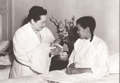 1952年9月6日,《人民日报》报道宋庆龄在中国福利会国际和平妇幼保健院探望产妇和婴儿。