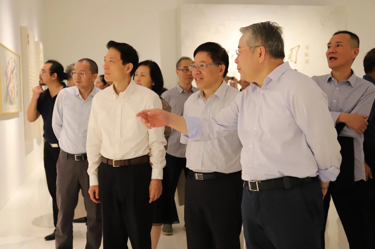 参观展览