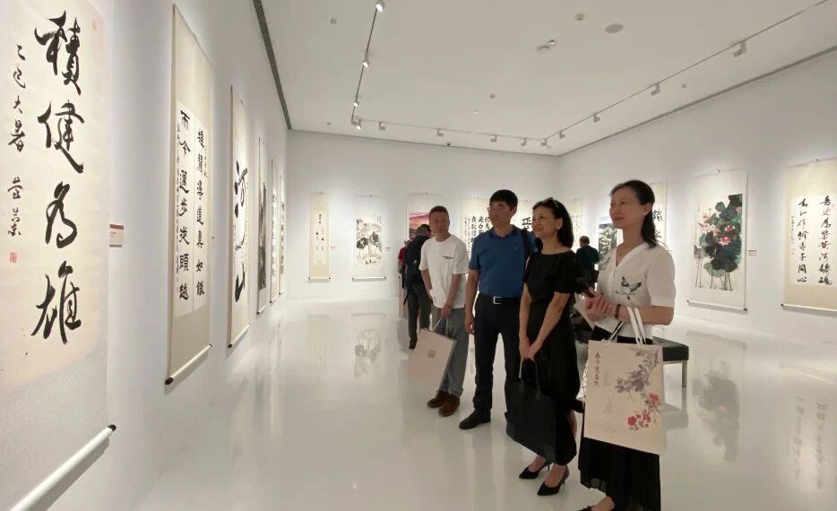 参观展览