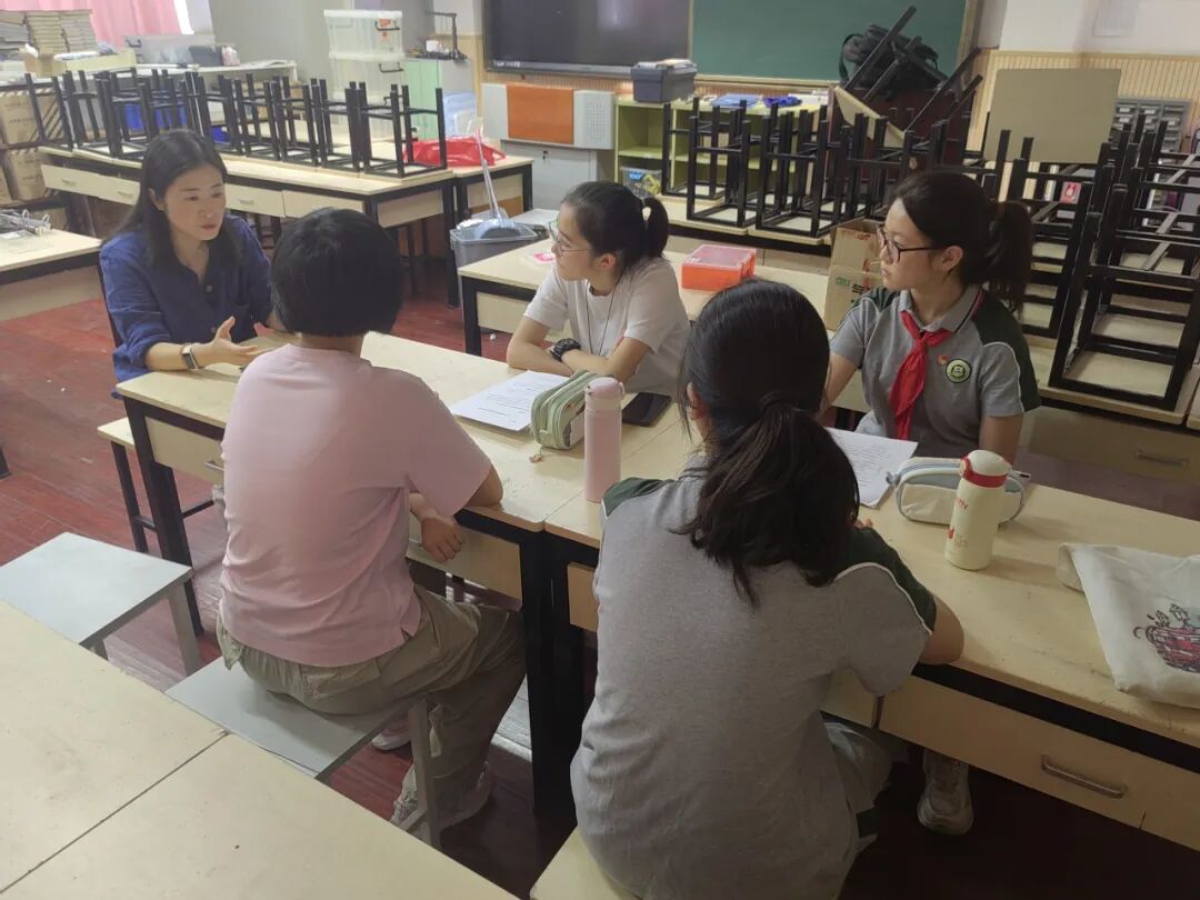 区政协委员、上海融力天闻律师事务所高级合伙人、律师吴海静与古美学校同学结对调研