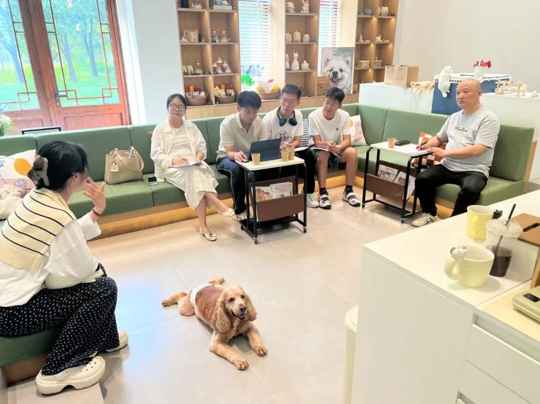 区政协委员、上海市小窝宠物诊疗有限公司总经理王贇伟与上师闵分同学结对调研