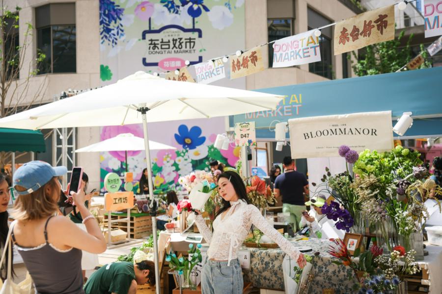 今年春天的花市。海沙尔 摄