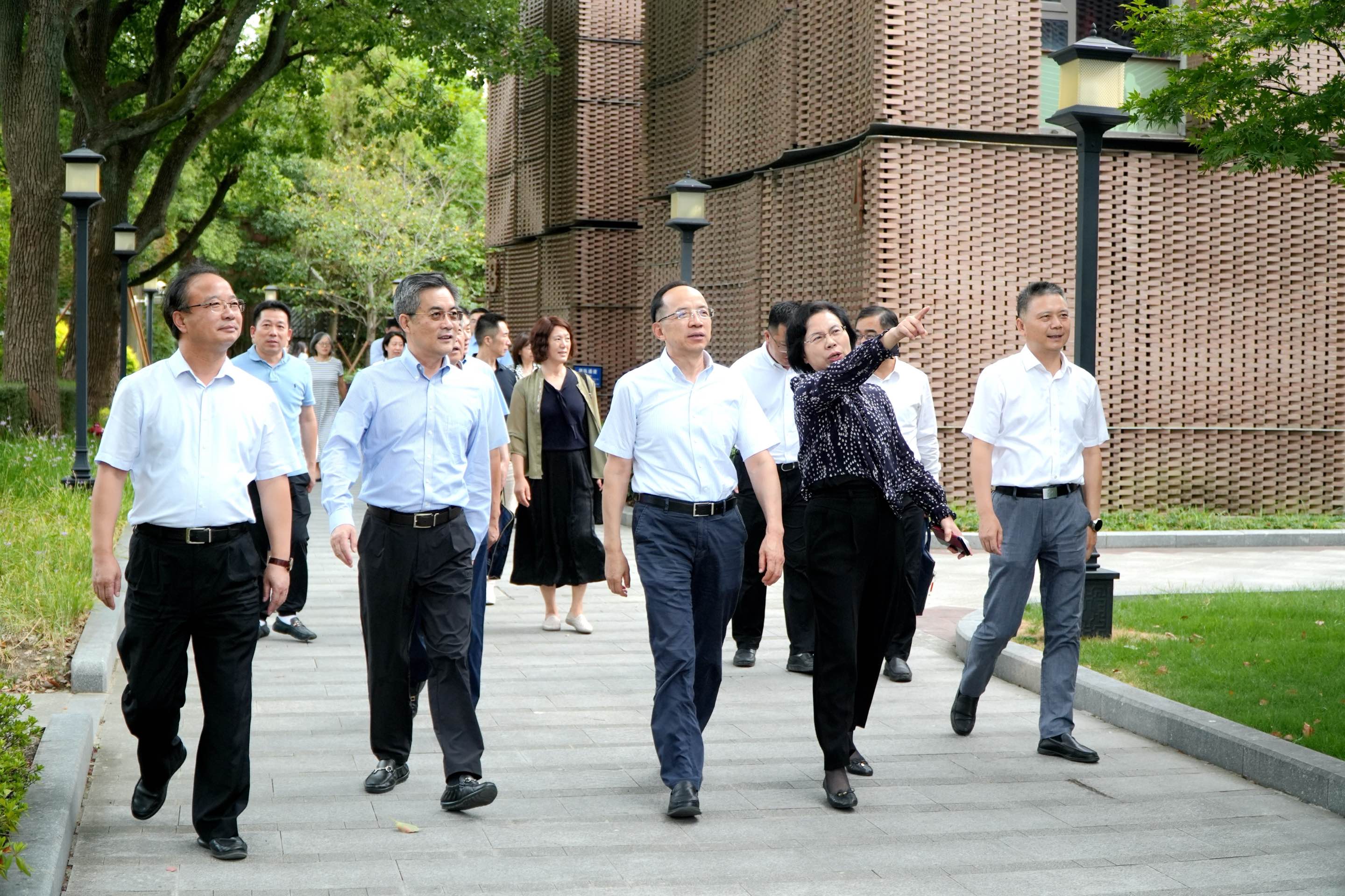 调研组实地考察沈家花园