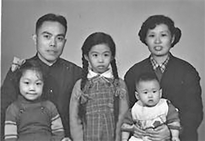  1958年陈卫、陈平父亲离开上海前拍的全家福