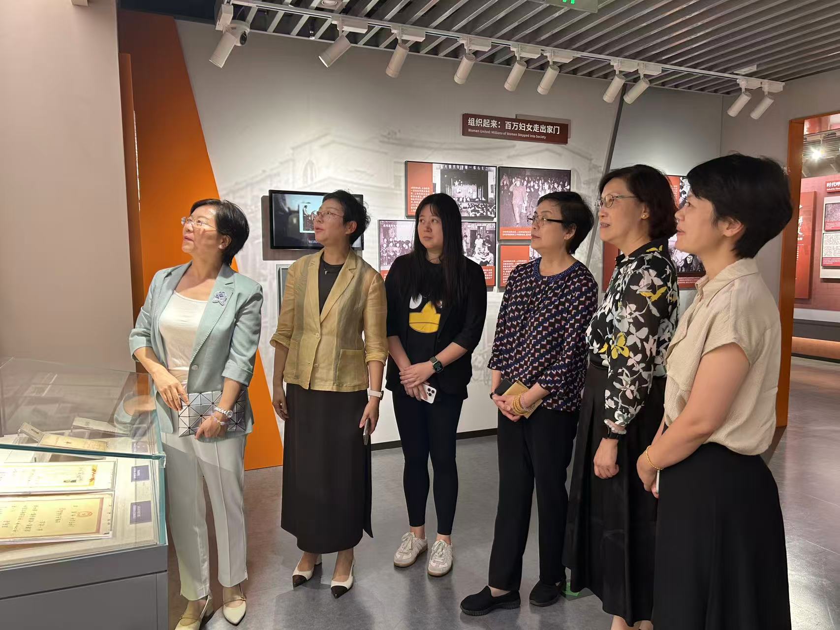委员们在巾帼园参观“初心映照 海上风华”——中国妇女运动在上海历程展。薛隽雯 摄