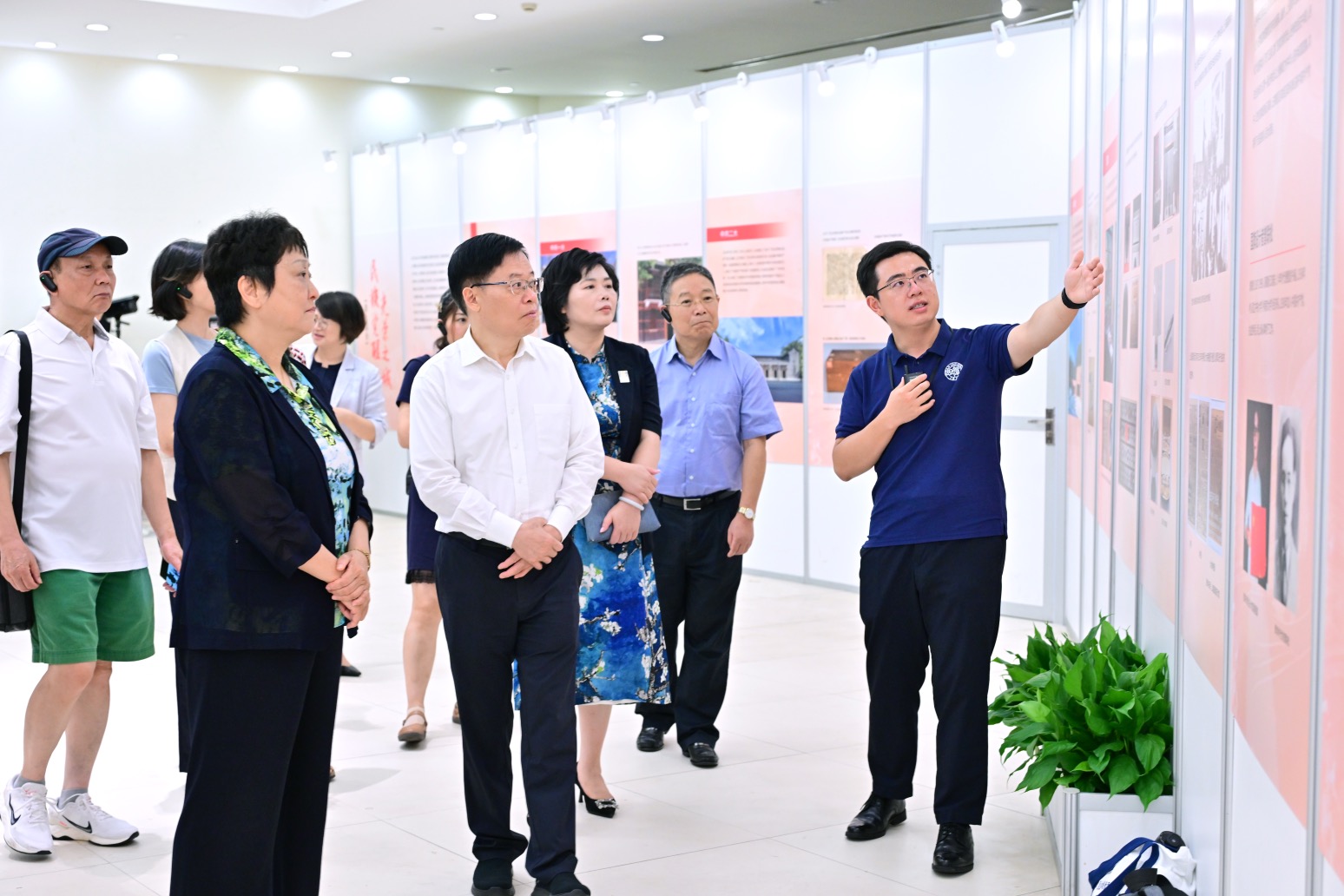 参观史料展