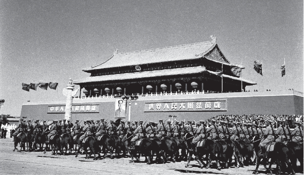 1953年国庆4周年阅兵，骑兵部队红马方队