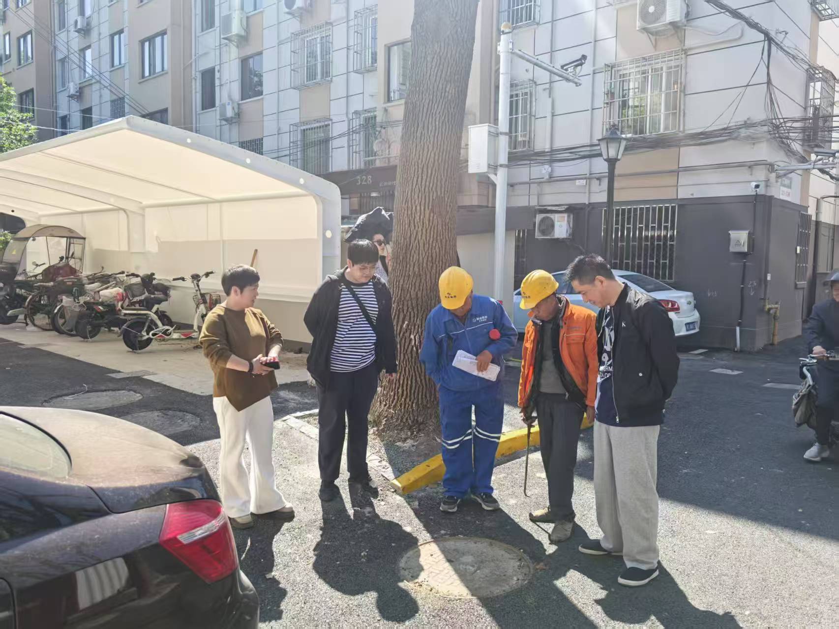 马莉苑委员邀请职能部门现场查看商铺油污问题