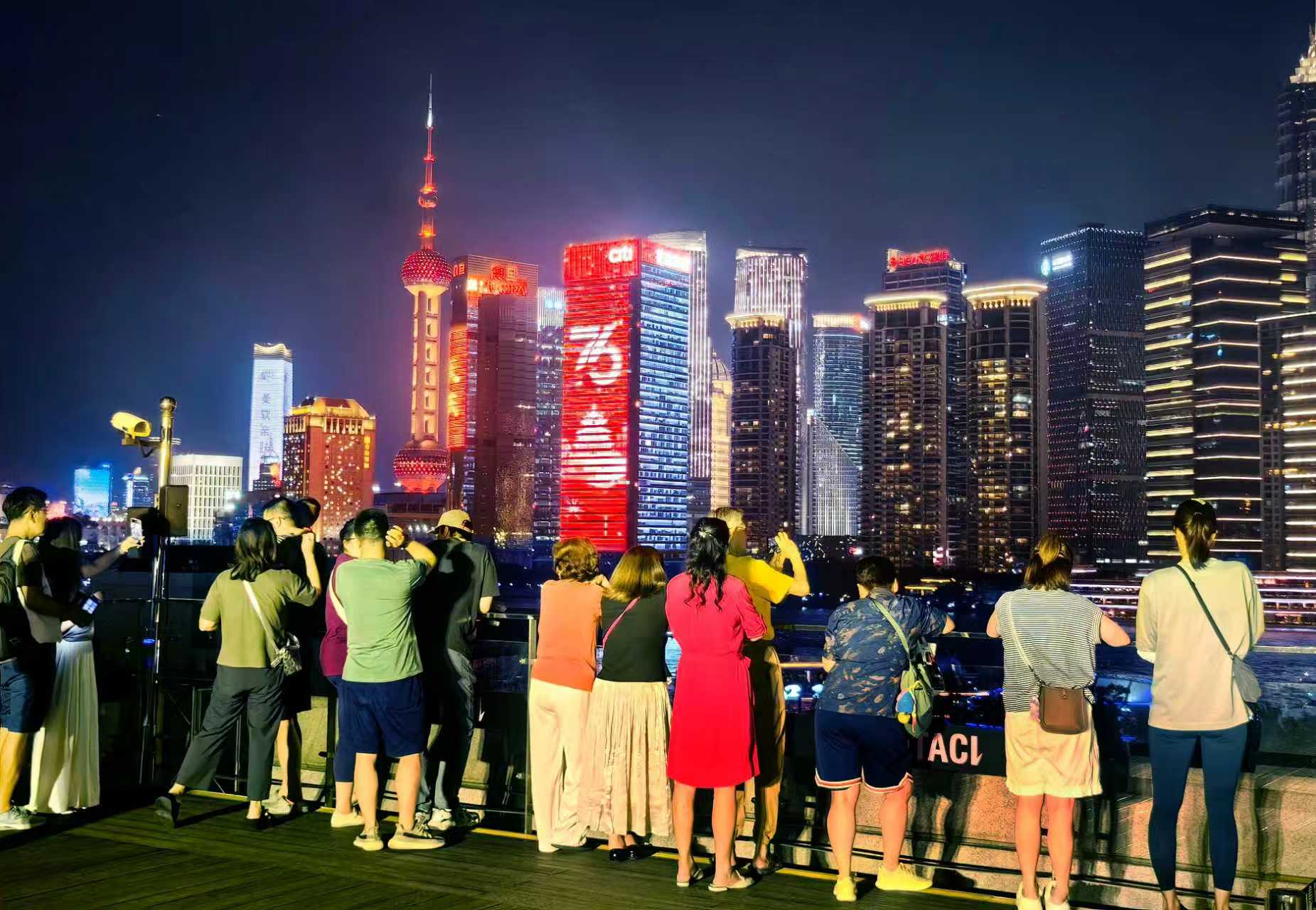 2025年10月1日,上海,节日的申城到处充满喜庆氛围。