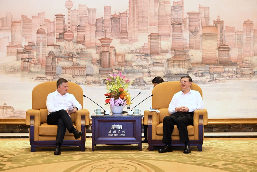 会见比利时百威集团全球首席执行官邓明潇
