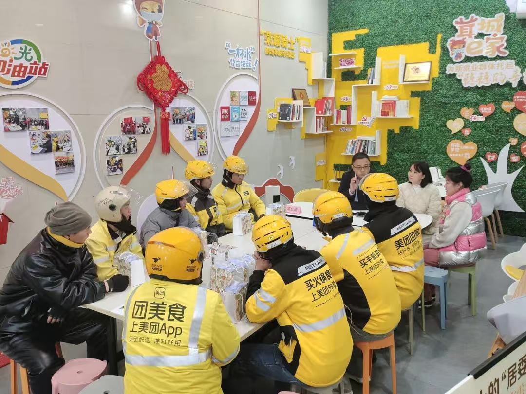 王成与外卖小哥代表座谈