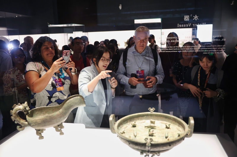 第二届世界中国学大会中外嘉宾在上海博物馆东馆欣赏青铜文物。
